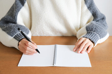 勉強する女性の手元　受験イメージ