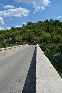 Road over the stone Balecki bridge across the Cetina river
