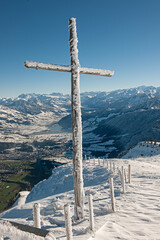 Verschneites Kreuz auf Rigi-Kulm, Schweiz