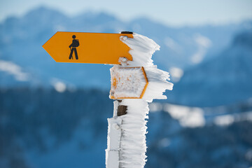 Verschneiter Wanderwegweiser auf der Rigi, Kanton Schwyz, Schweiz
