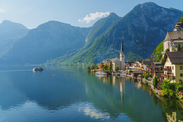 Fototapeta na wymiar Idyllic Hallstatt mit Spiegelung im See Wasser - old town, Austria. Big Panorama.
