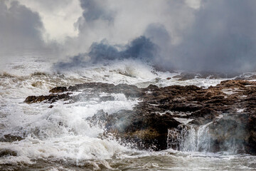Fototapeta premium Powerful Ocean Waves Crashing Against Rocky Coastline