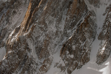 Felsformation an einer Felswand im Gebirge.