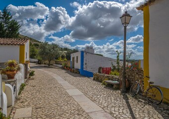 Parmi les maisons colorées du village saloio de Mata Pequena, Mafra, Portugal