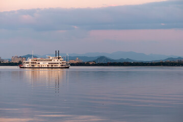 冬の琵琶湖の夕暮れの風景　滋賀県大津市