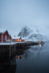 Badezimmer Foto Rückwand Reinefjorden Traditional Norwegian fisherman red cabins in the winter morning with fog on the mountain, Lofoten, Nordland of Norway