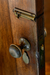 古い木製ドアのドアノブ	