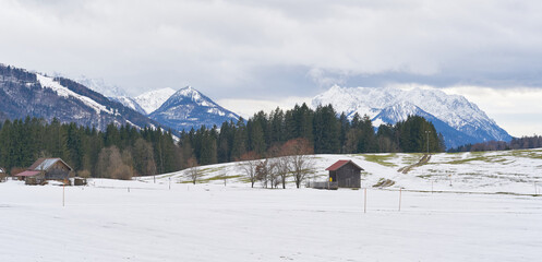  Winterlandschaft bei Reit im Winkl mit den Chiemgauer Alpen in Bayern - 752445810