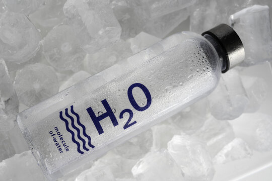 Refrescante botella de agua sobre hielo