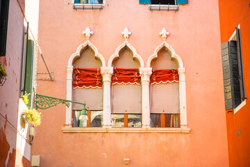 Windows on red wall in old house in Venice - 752469026