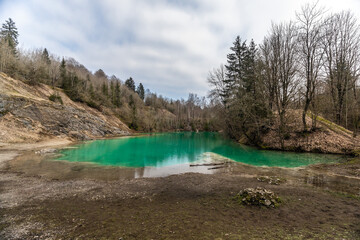Der blaue See im Harz voll klarem Wasser.