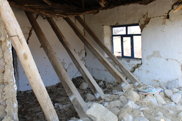 Destroyed and abandoned houses after the earthquake.
