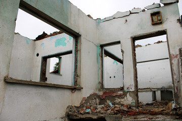 Destroyed and abandoned houses after the earthquake.
