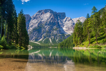 Der wunderschöne Pragser Wildsee, in den Dolomiten, Italien.