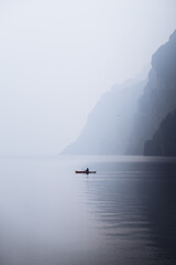 Minimalistischer Kanufahrer vor Bergpanorama