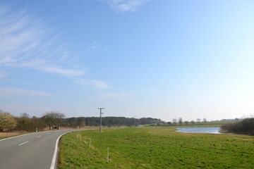 Fototapeta na wymiar Landschaft mit Straße und See bei Butzow im Havelland