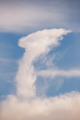Obraz premium Elongated cloud in the sky of Alhambra