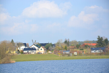 Blick auf Dorf Ketzür über einen See