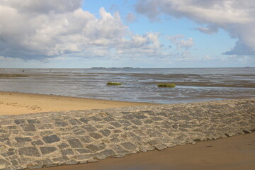Blick vom Strand in Cuxhaven mit Blick auf das niedersächsische Wattenmeer der Nordsee mit Insel Neuwerk - 752530884
