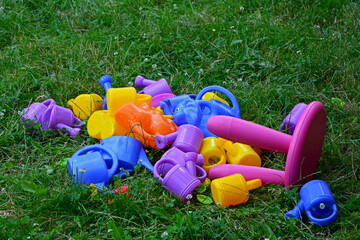 kolorowe plastikowe zabawki dla dzieci na zielonym trawniku, colorful plastic children's toys on...
