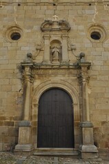 Fototapeta na wymiar Portada de la iglesia de San Pedro de Alcántara en Alcántara