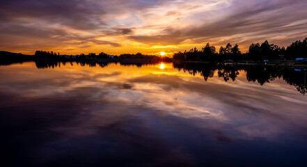 Sonnenuntergang mit See in Schweden