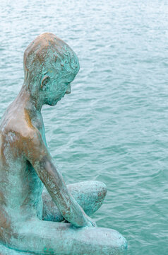 SANTANDER, SPAIN - MAY 4, 2014: Sculpture "Monument to the raqueros" (beachcombers), work of Jose Cobo Calderon, made in 1999, located in the Bay of Santander, Spain