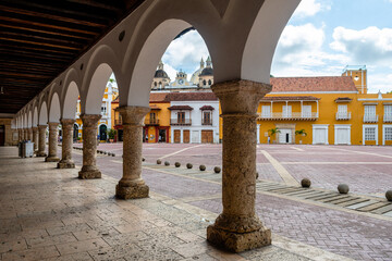 colorful street of cartagena de indias old town, colombia - obrazy, fototapety, plakaty