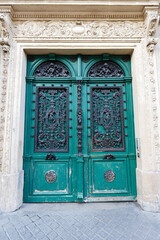 Old ornate door in Paris - typical old apartment buildiing. - 752597009