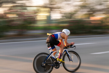 Naklejka premium Triatletas durante la parte de ciclismo en una prueba de triatlón celebrada en Barcelona