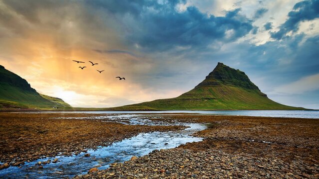 Mount Kirkjufell, Grundarfjoerdur, Snaefellsnes Peninsula, Vesturland, Iceland, Europe