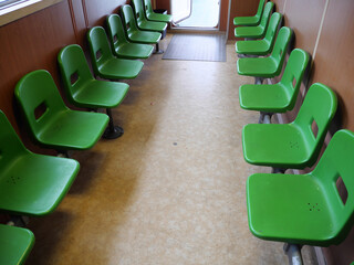 Reihen von grünen Sitzen in einem Warteraum der Fähre von Hohe Düne nach Warnemünde