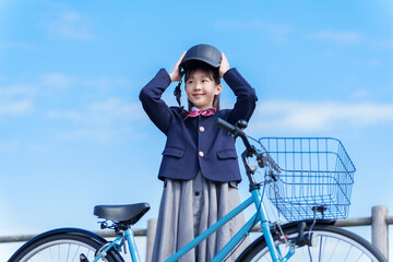 自転車用のヘルメットを装着する女の子