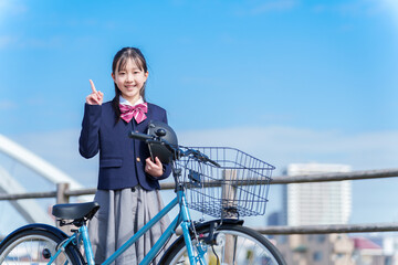 ヘルメットを持つ自転車に乗る女の子