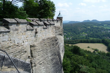 Mauern auf Felsen auf der Festung Königstein in der Sächsischen Schweiz