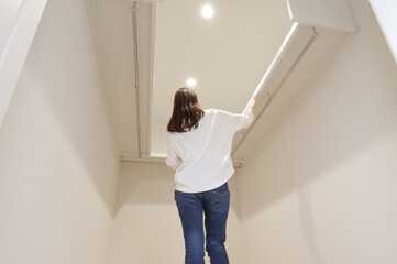 ウォークインクローゼットの内見をする女性