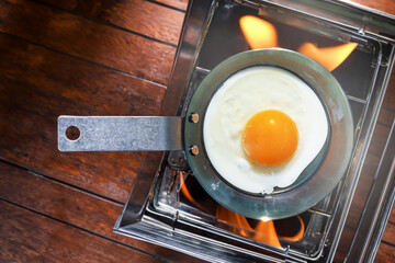 キャンプで目玉焼き　Fried eggs made outdoors and camping