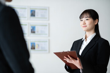 物件を紹介する不動産屋さん