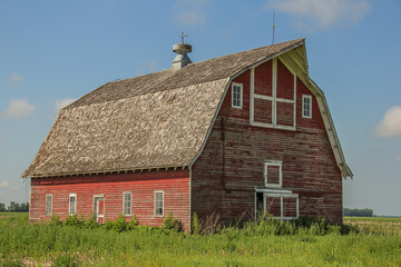 Fototapeta na wymiar large red barn