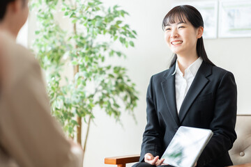 物件を紹介している不動産屋の女性