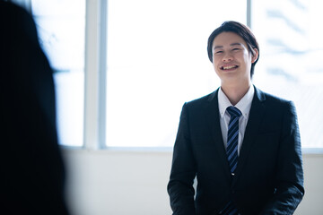 面接を受ける男性