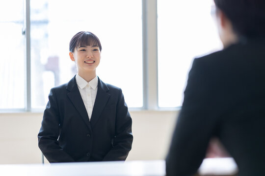 面接を受ける女性