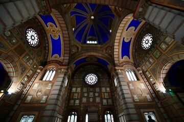 Fototapeta premium 雨のミラノの建物と墓