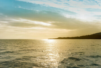 Obraz premium The sun is setting, painting the sky in beautiful shades of orange, captivating and enchanting.