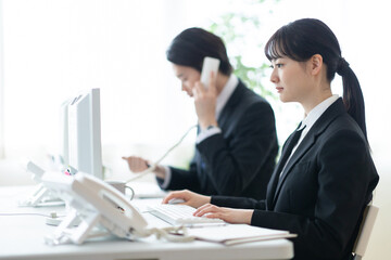 仕事をするビジネスウーマンとビジネスマン