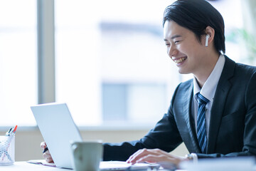 仕事をする男性