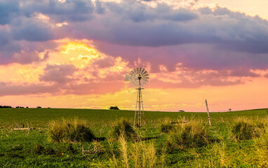 Obraz premium Beautiful old windmill at sunset on Farmland , Western Australia 