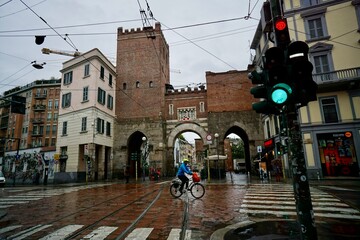 イタリアのミラノの雨の街並み