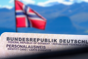 Deutscher Personalausweis und Flagge von Norwegen