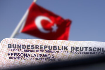 Deutscher Personalausweis und Flagge der Türkei